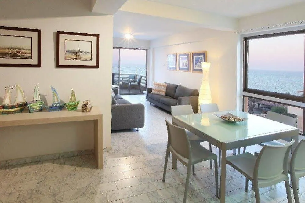 דירה לרנקה Mackenzie Seafront Suite