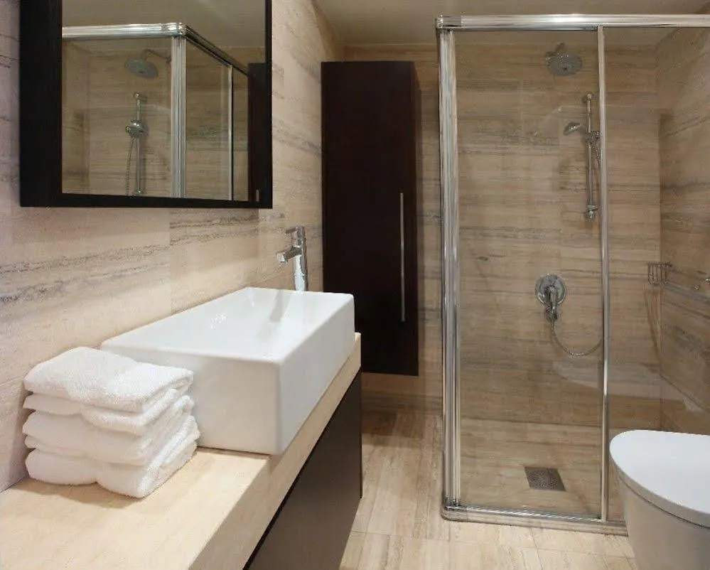 דירה לרנקה Mackenzie Seafront Suite